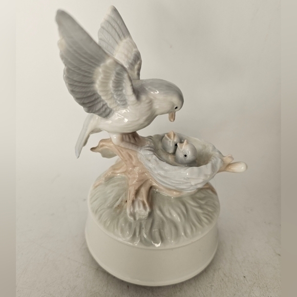Vintage porcelain hummingbird figurine music box - Picture 2 of 4